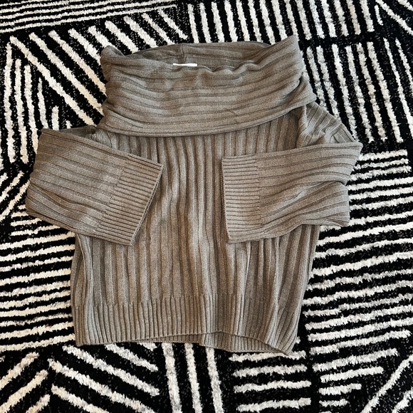 WEWOREWHAT Oversized Off Shoulder Sweater - Picture 4 of 5